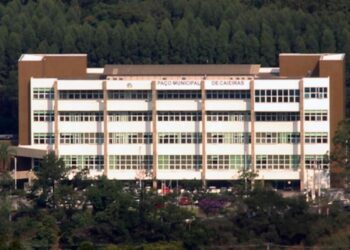 Trocas de cargos na Prefeitura de Caieiras levantam suspeitas de manobra eleitoral