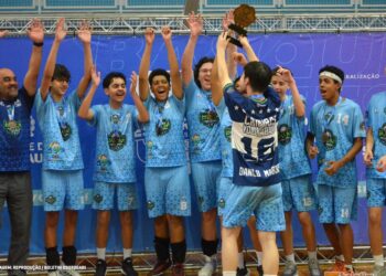 Equipe de vôlei sub-15 de Caieiras é bronze em competição na capital