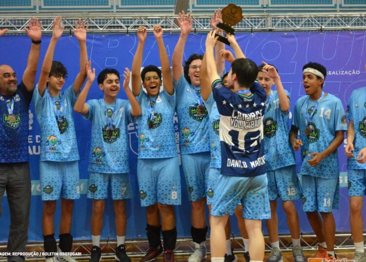 Equipe de vôlei sub-15 de Caieiras é bronze em competição na capital