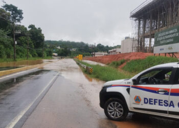 Chuvas em Caieiras: Motociclista morre na SP-332 após queda de árvore