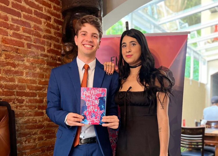 Os autores de "Enquanto ele estiver aqui" no lançamento da obra. Foto: Divulgação.