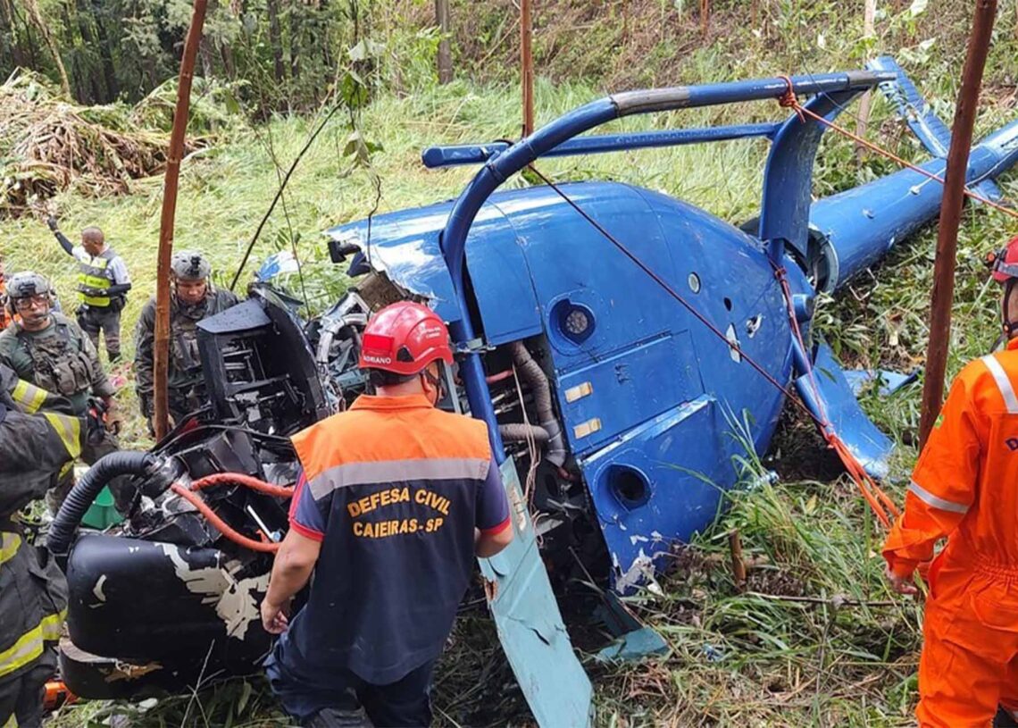 Bombeiros e Defesa Civil chegam ao local da queda do helicóptero em Caieiras, na Grande São Paulo - Foto: Divulgação / Bombeiros / Defesa Civil.