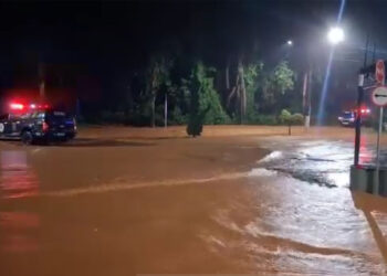 Chuva forte causa alagamentos em Caieiras nesta madrugada de sábado (01); confira os vídeos