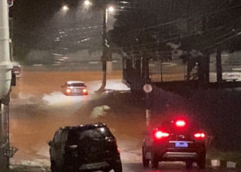 O que fazer se seu carro for arrastado pela enxurrada ou ficar submerso na água durante uma tempestade