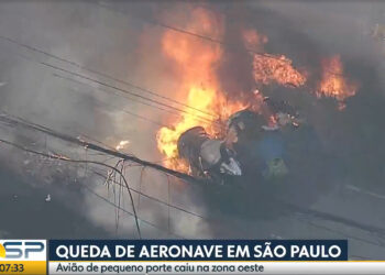 Avião de pequeno porte cai na Barra Funda e atinge ônibus