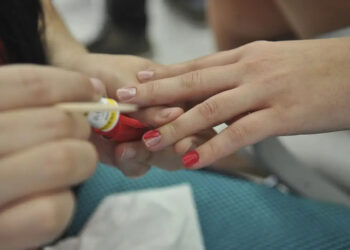 Fundo Social de Caieiras oferece curso gratuito de manicure e pedicure: veja como participar