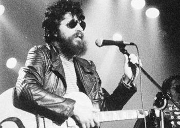 Aos 80 anos de Raul Seixas, relembramos sua polêmica e conturbada passagem por Caieiras em 1982