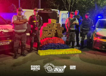 PM apreende mais de 600 tijolos de drogas em carro abandonado na rodovia em Caieiras