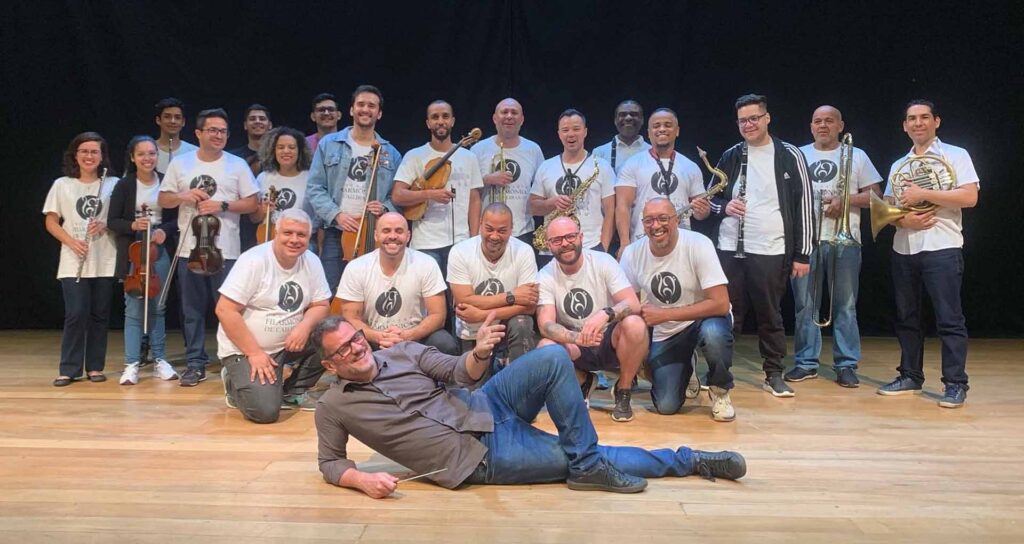 Orquestra Filarmônica de Caieiras. À frente o maestro Luiz Crema. Foto: Reprodução/Facebook.